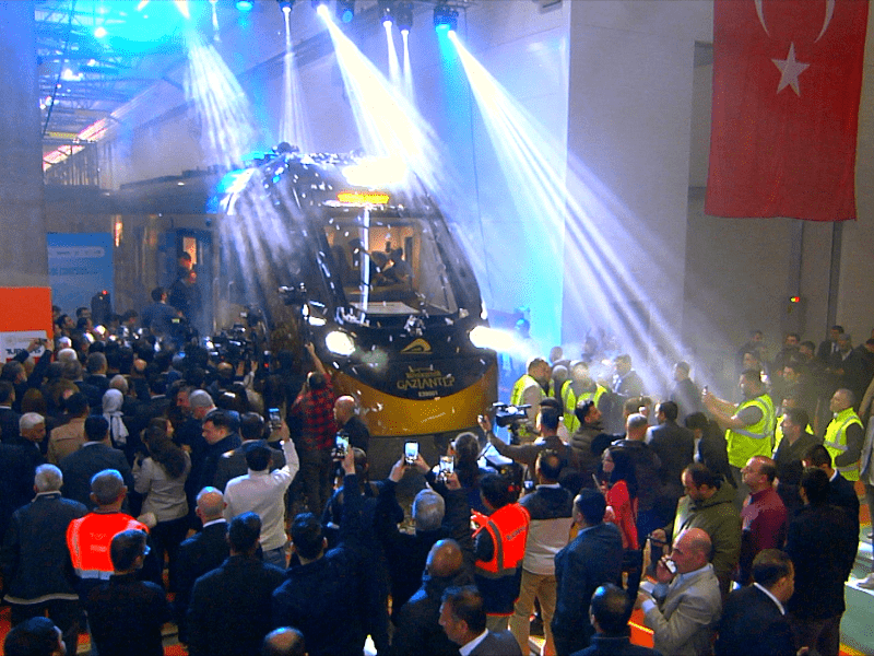 GAZİRAY’DA KULLANILACAK İLK MİLLİ BANLİYÖ TREN SETİ RAYLARA ÇIKTI