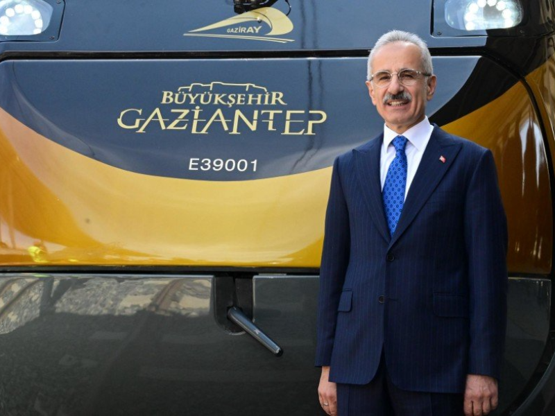 TÜRKİYE’NİN İLK YERLİ ELEKTRİKLİ LOKOMOTİFİ, MİLLİ BANLİYÖ TREN SETİ’Nİ GAZİANTEP’E ULAŞTIRDI