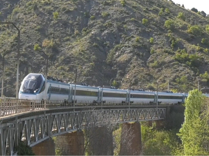 TÜRKİYE’NİN İLK HIZLI TRENİNDEN YENİ HIZ REKORU…